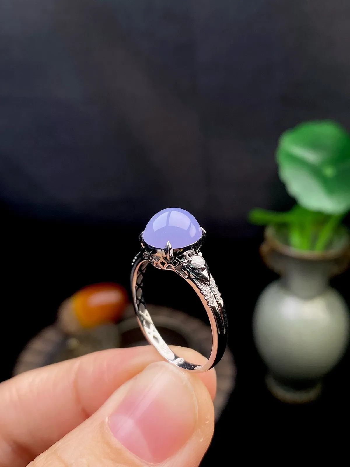 【冰种紫蛋面戒指】质地细腻，饱满度很好，晶莹剔透，18k金钻镶嵌，裸石尺寸8.4*7.5*4.7毫米