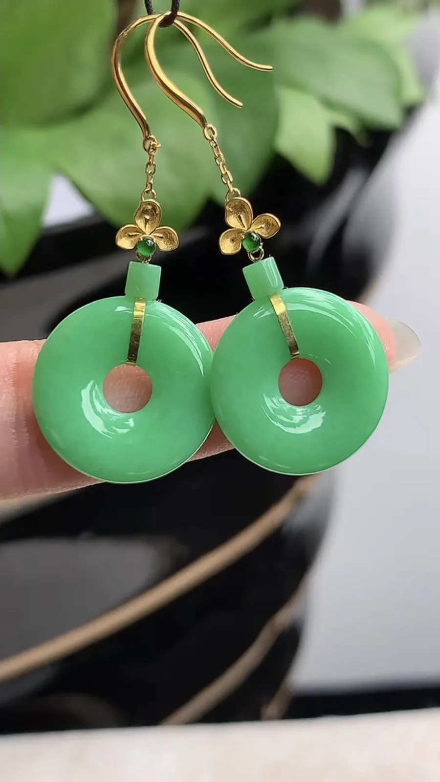 a货翡翠冰种18K金镶嵌满绿平安环耳坠 尺寸16×2.5mm 重量3.30g 1216