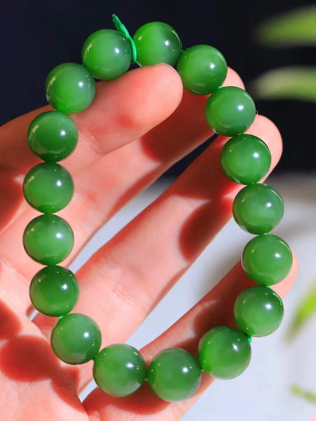 【珠圆玉润.手串】

收藏级和田玉碧玉猫眼珠圆玉润手串 玉质温润细腻  整串打磨圆润，佩戴舒适。珠珠落玉盘，间关莺语花底滑，一生美好时光，无论身在何处，都有它相伴相守。事事顺遂，幸福美满，吉祥如意。重47.7克 尺寸取一12mm  FDA-221251933