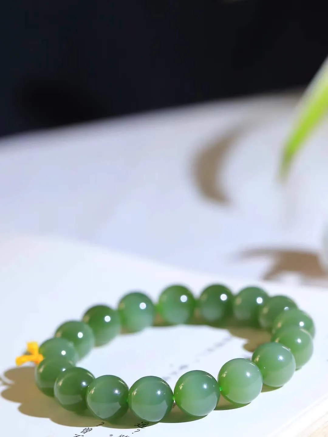 【珠圆玉润.手串】

收藏级和田玉碧玉猫眼珠圆玉润手串 玉质温润细腻  整串打磨圆润，佩戴舒适。珠珠落玉盘，间关莺语花底滑，一生美好时光，无论身在何处，都有它相伴相守。事事顺遂，幸福美满，吉祥如意。重47克 尺寸取一12mm  FDA-221251933