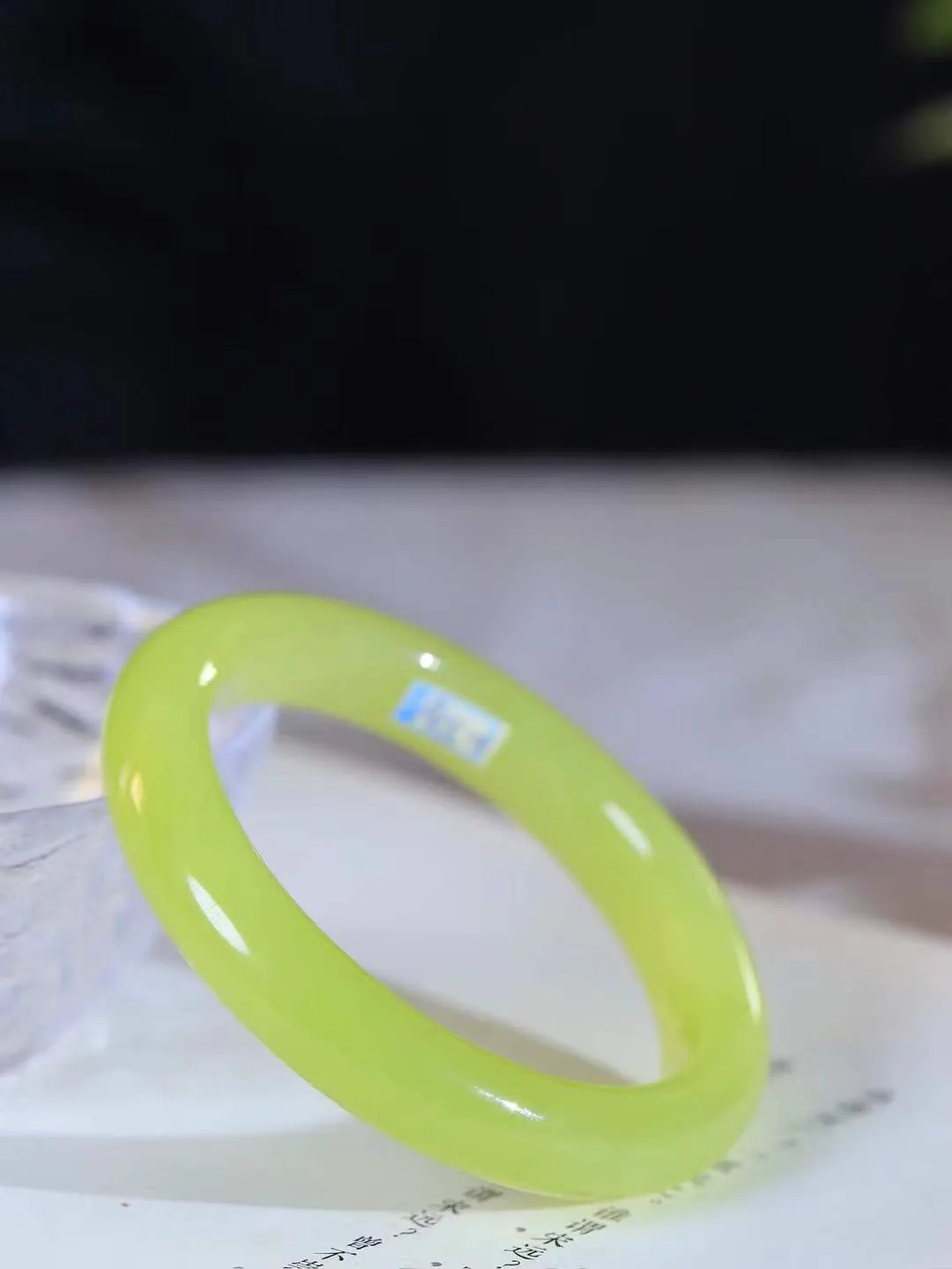 【诗情画意.手镯】

精品和田玉黄口手镯   细腻油脂,手感润滑。意韵飘渺，温雅细腻，工艺精湛，️氤氲诗意的美跃然于手腕之间，给人以出尘的风雅，优美脱俗，气质非凡。重49.6克 内径55.5mm尺寸11.3-9mm  221201900A