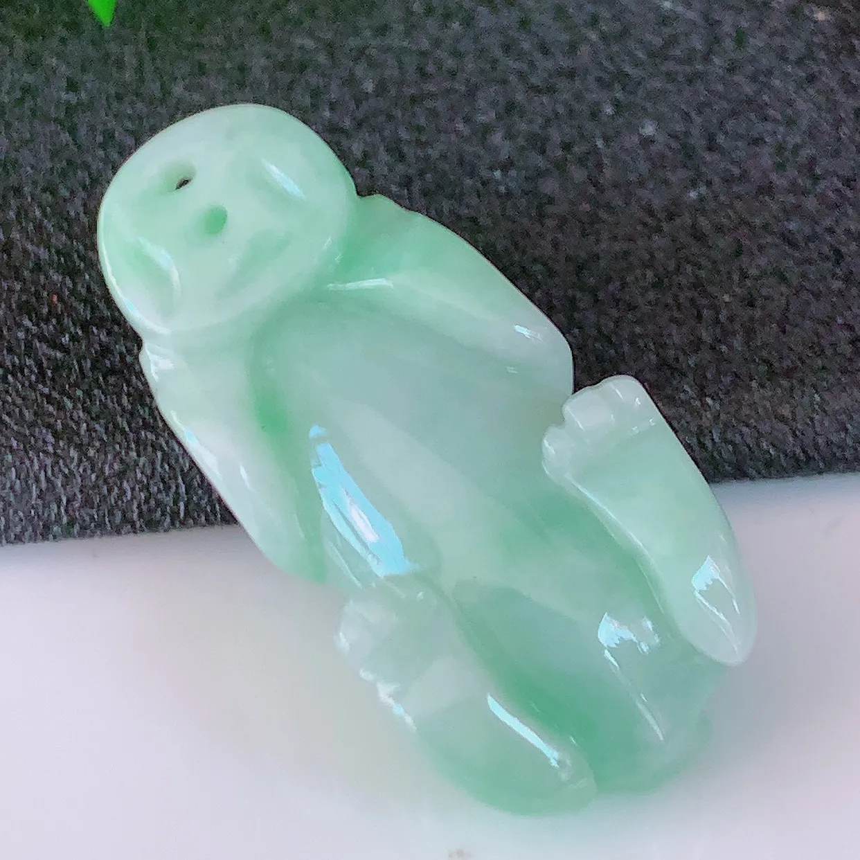 自然光实拍，冰润飘绿翡翠生肖玉兔吊坠，种老水足，雕工精湛 ，寓意美好， 佩戴时尚出众！#87.16