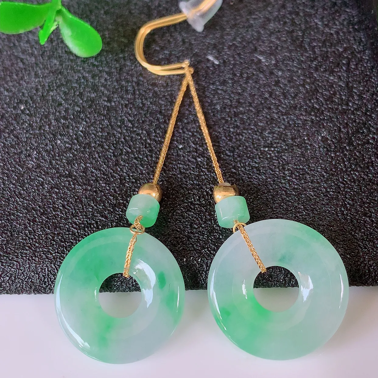 18k金镶嵌冰种飘绿翡翠平安扣耳坠，沁人心脾，耳坠佩戴效果大气出众，尽显气质。种水好，胶感足，颜相当漂亮，高性价比，值得入手品鉴！#41.18整体49.5裸石16*2.8