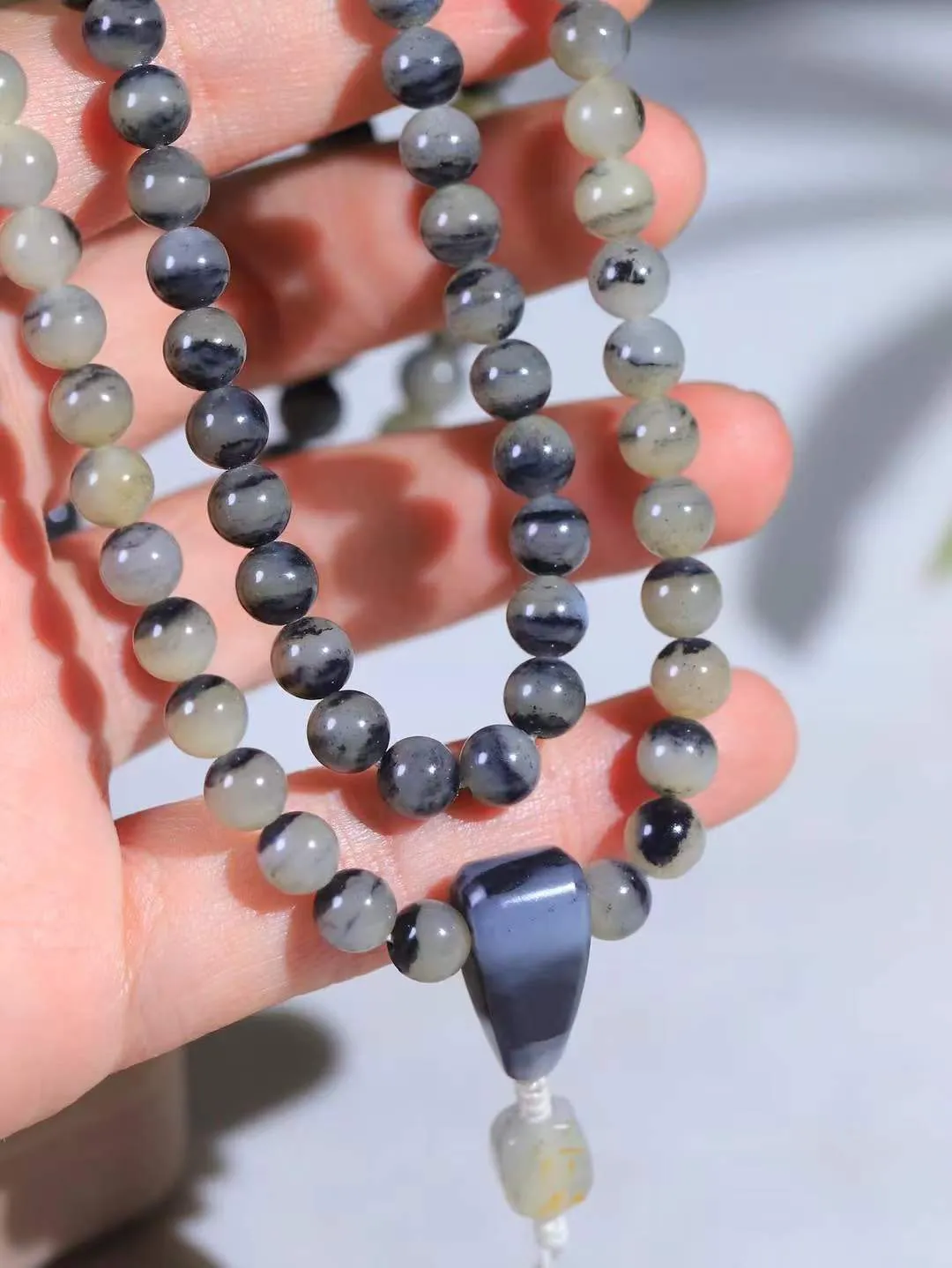 【链.108】

新疆和田青花籽料108挂链 玉质温润细腻 油性十足 佩戴舒适。珠珠落玉盘，间关莺语花底滑，一生美好时光，无论身在何处，都有它相伴相守。事事顺遂，幸福美满，吉祥如意。重62.4克 尺寸取一7mm FDA-781252093