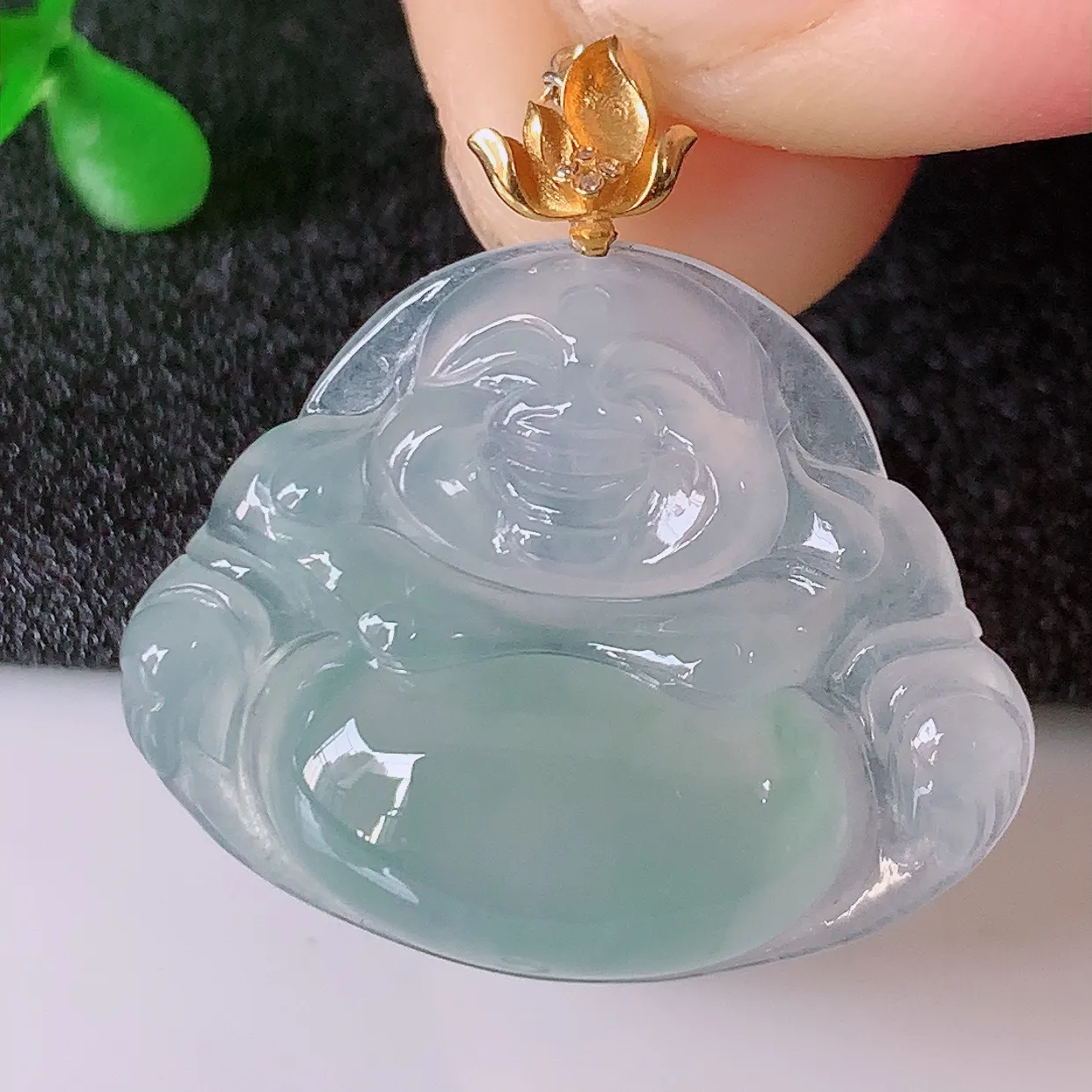 自然光实拍，18K金镶嵌冰种翡翠佛公吊坠，冰透饱满， 佛公亦保平安，寓意有福（佛公）相伴，品相佳，配戴优雅迷人！#1.18整体27.8裸石27*22*5.5