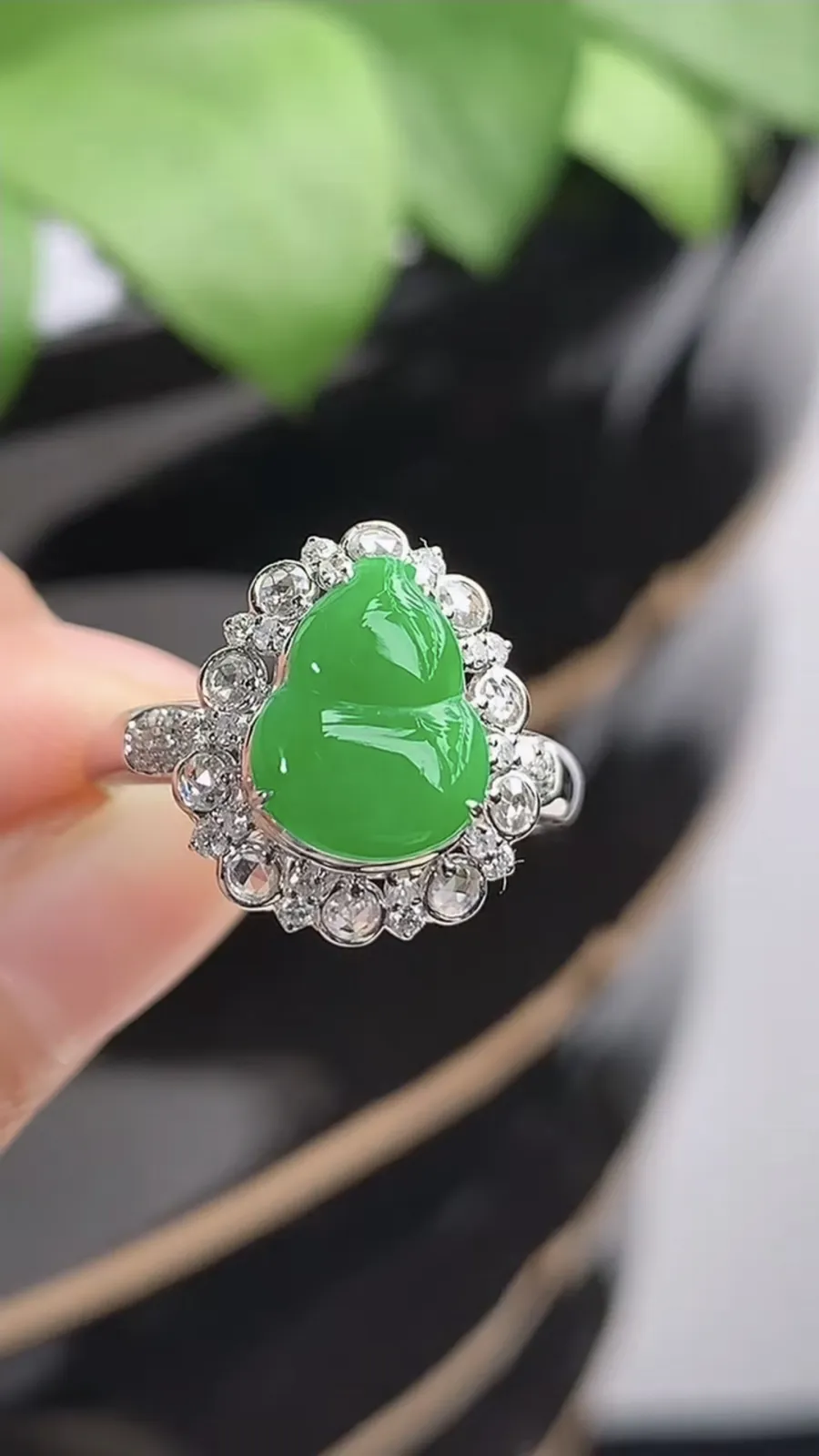 a货翡翠种18K金伴钻镶嵌阳绿葫芦戒指 圈口17.3裸石尺寸10×7.7mm 重量3.30g 121