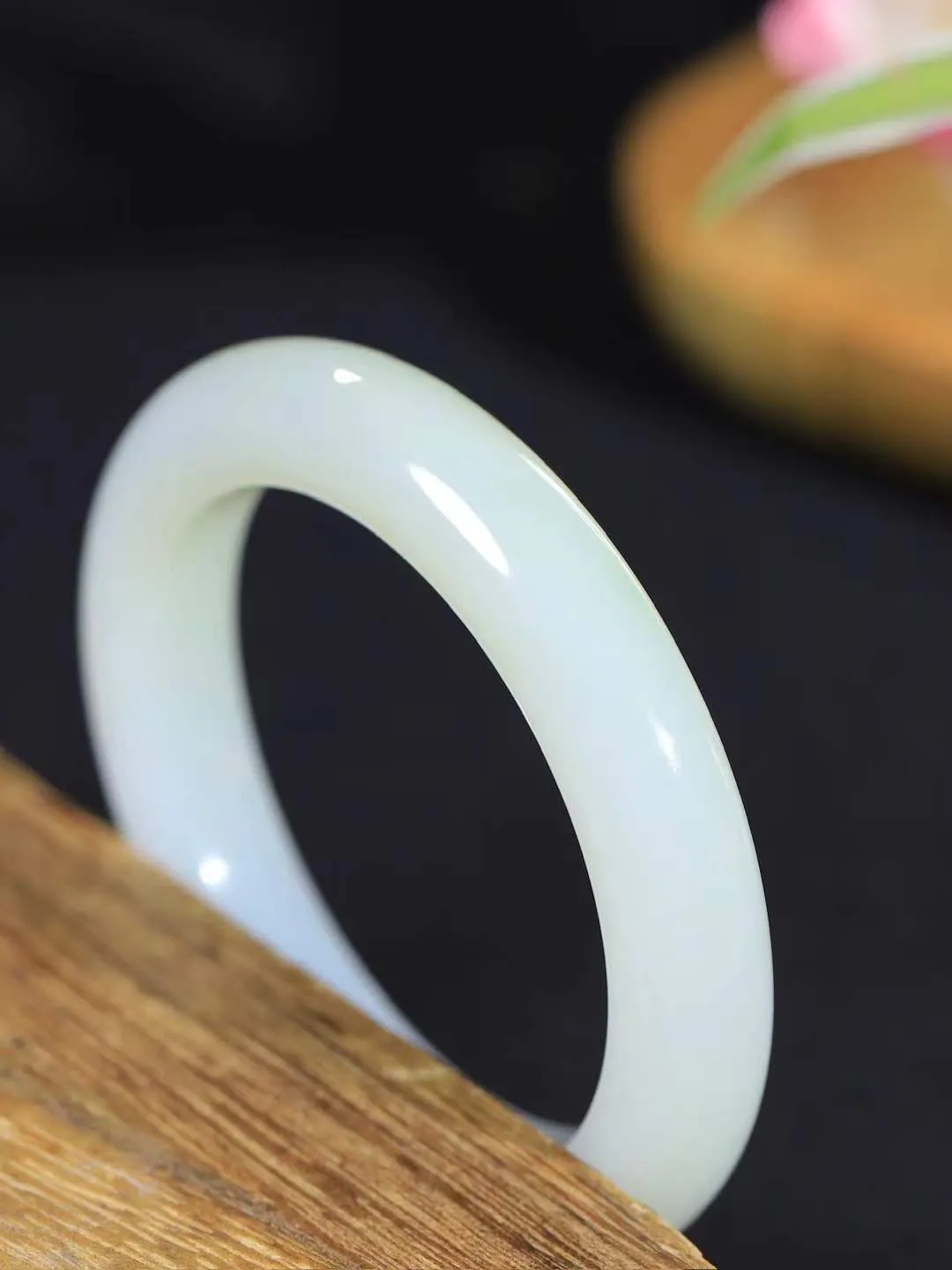 【暖玉生香·手镯】

精品和田玉糖白玉手镯，质地油润细腻，色泽高贵典雅，镯型古朴典雅。在诗情画意的雨巷相遇，你是我腕间的一抹风情，有你眸有深情，清风荡漾湖间静水，我愿俯身低眉，在烟波涟漪处，寻你深情倩影。内径50.5mm尺寸13.7-10.8mm重69.8克  691201058A