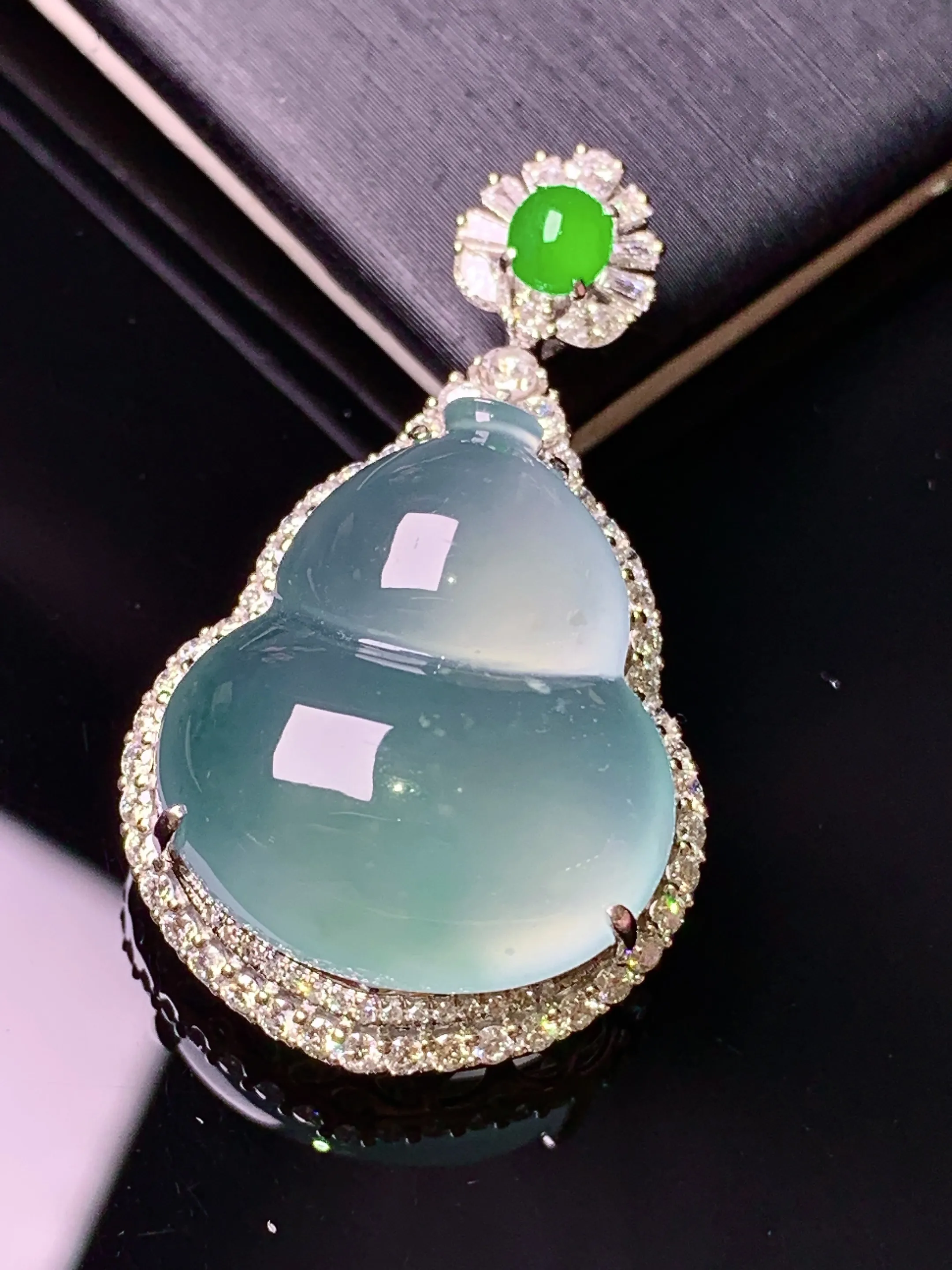 18k金钻镶嵌冰种葫芦吊坠 玉质细腻 色泽清新艳丽 整体尺寸34.6*20.2*11