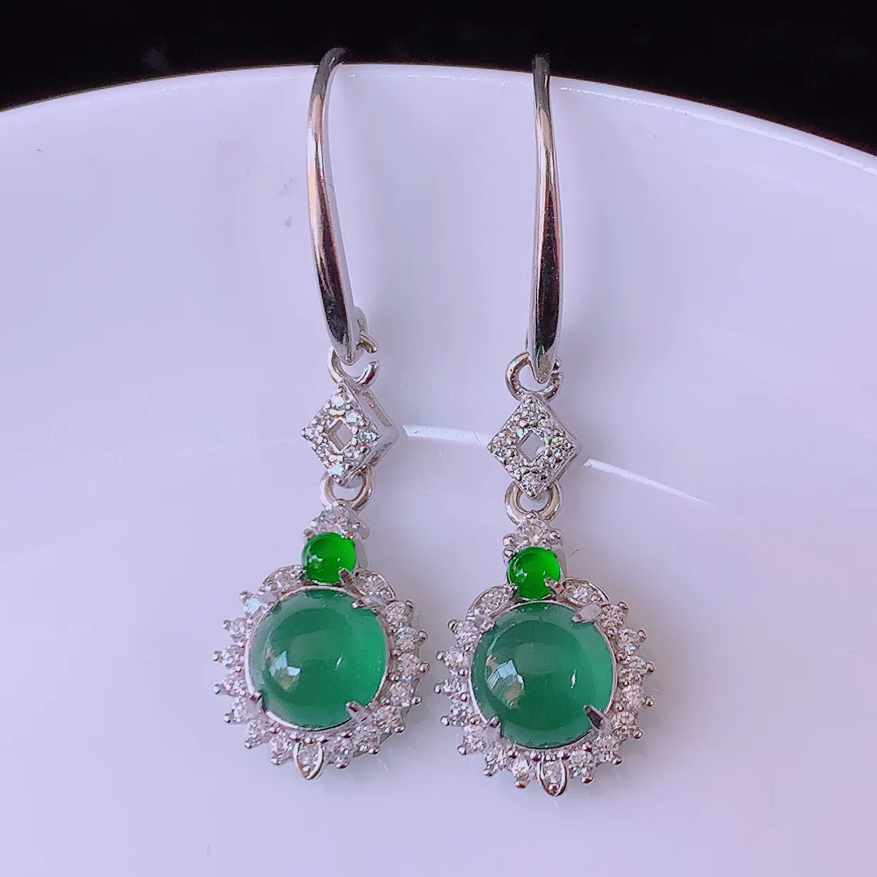 冰透满绿翡翠925银镶嵌耳坠，自然光实拍，翠色灵动，颜色漂亮，种老水足，品相佳，佩戴佳品！#97.18整体34.5*10.5*6.2裸石6.5*6.5