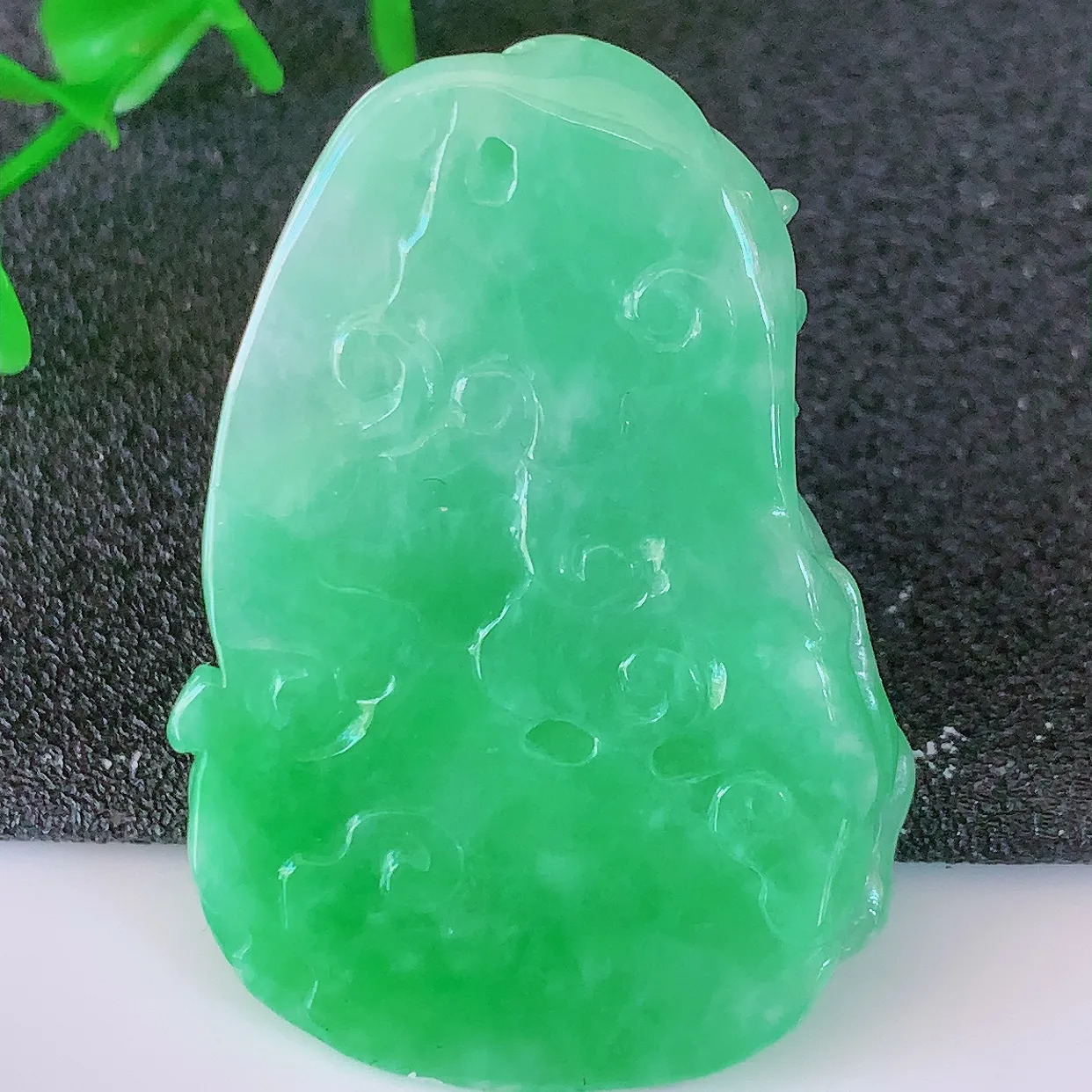 自然光实拍，满绿翡翠梅花鹿吊坠，鹿与神灵般的梅花鹿相结合，有一路高升，吉祥寓意。爱物珍贵，雕工足够雅致脱俗，极具动态美。 佩戴效果优雅迷人！#57.16