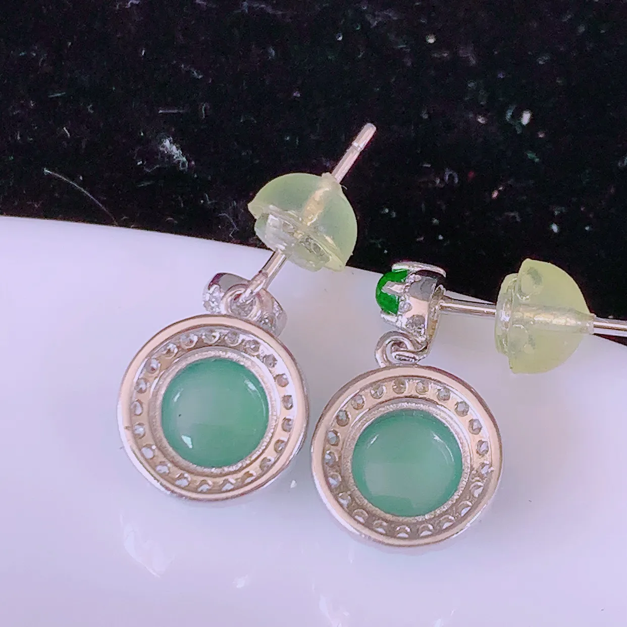 冰透满绿翡翠925银镶嵌耳坠，自然光实拍，翠色灵动，颜色漂亮，种老水足，品相佳，佩戴佳品！#97.18整体16*9.2*5裸石 6.5*6.5