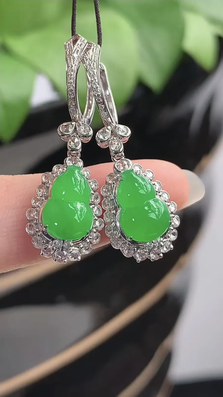 a货翡翠冰种18K金伴钻镶嵌阳绿葫芦耳坠 尺寸9.5×6.3×6.6裸石9.7×6.4mm 重量4.06g 1216