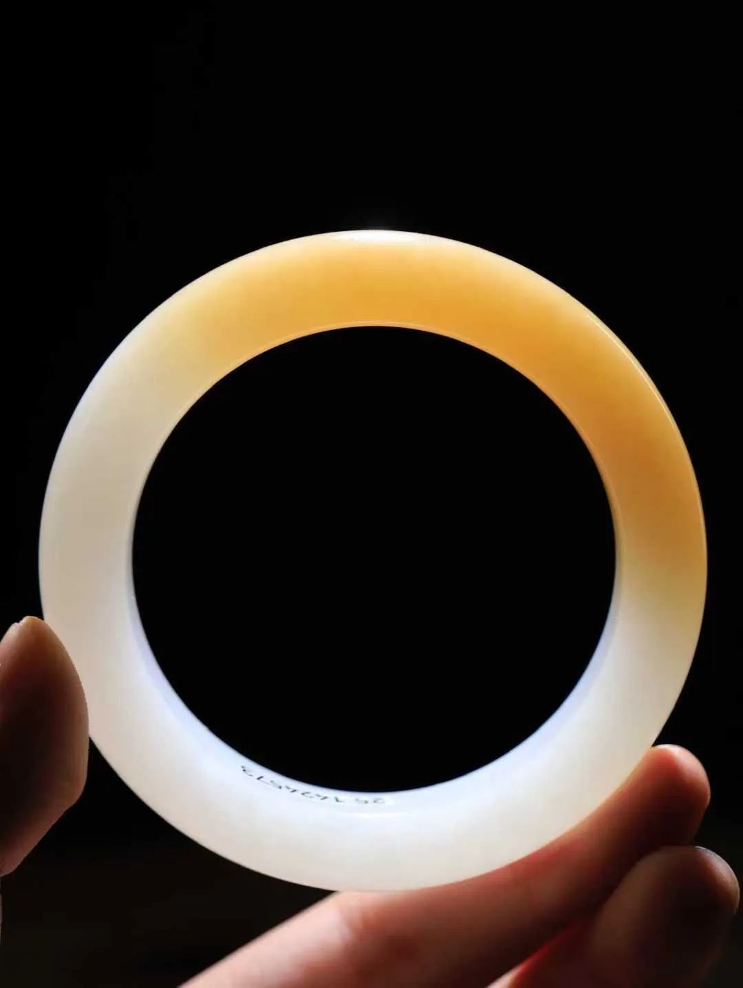 （柔情似水.手镯）

精品和田玉糖白玉手镯，玉质温润细腻，镯型饱满圆润，优雅知性，姽婳于幽静兮，又婆娑乎人间，经典款型，古朴典雅。极具灵性，腕间风情，风姿卓越。 重85克    内径57.5mm 尺寸15-10.6mm   781251944A