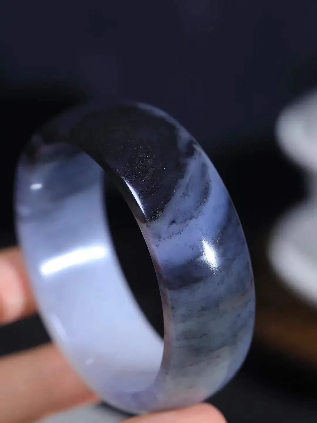 【籽.水墨青花·手镯】

新疆和田青花籽料手镯，玉质细腻温润，手感舒适，️线条流畅，简约大气，美自天成，佩戴于腕间，婉约之美，举手投足间透出那份低调奢华，醉人心扉。
重82.4克 内径圈口56.5mm尺寸21.5-7.5mm FDA-451242079