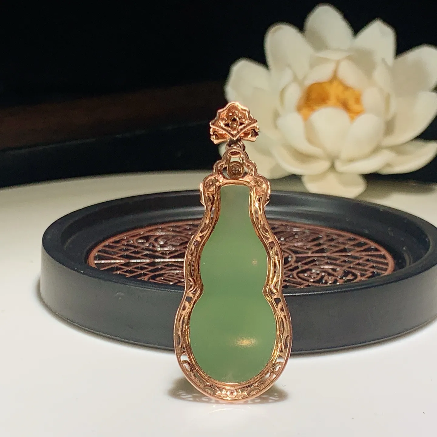 和田玉阳绿猫眼18k金俄罗斯碧玉福禄葫芦挂件。尺寸32/15/10重7.5克。玉质细腻油润。手推出油。佩戴高端典雅。lt251220