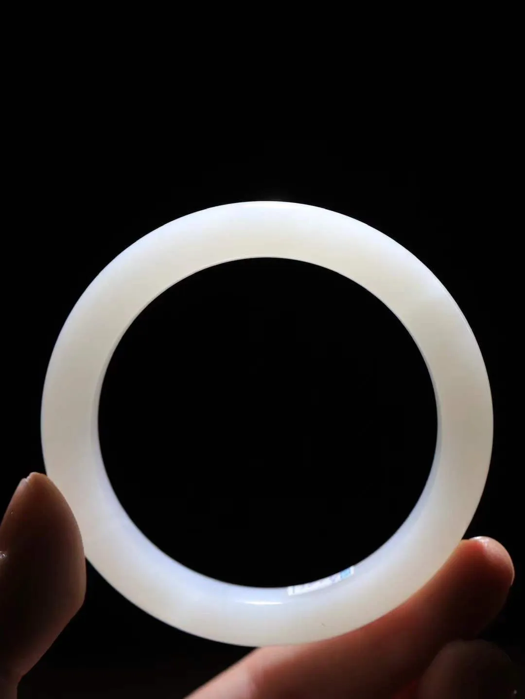 【一见钟情·手镯】

精品和田玉白玉手镯。镯型饱满，温润细腻，脂润沁香。️执一卷书，沏一盏茶，着一袭裙，戴一只镯。淡淡浅笺，素心若兰，静赏玉中诗画。悠悠岁月，芊手轻摘，盛满诗样芳华。重50.5克   内径圈口53mm 尺寸12.4-8.8mm  FDA-111251933