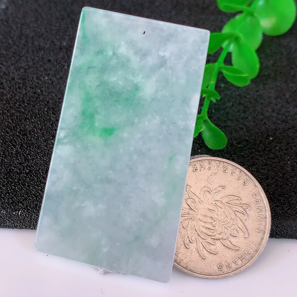 自然光实拍，冰种飘绿翡翠平安无事牌吊坠，平平安安，无事牌翠色灵动， 佩戴平安时尚！#57.16