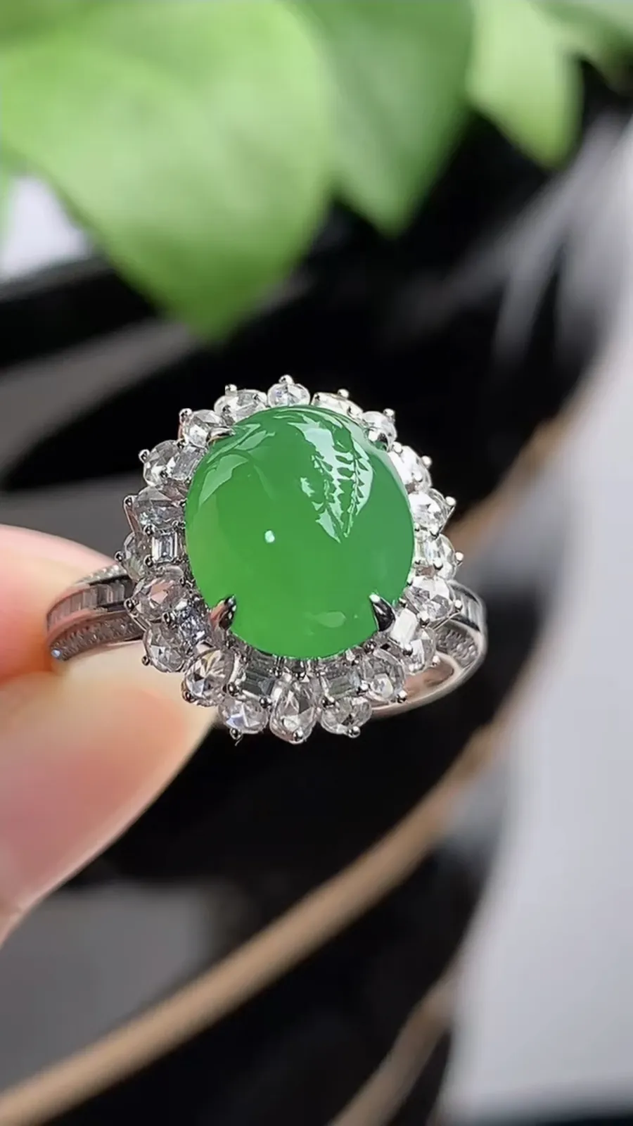 a货翡翠冰种18K金伴钻镶嵌阳绿蛋面戒指 圈口17.8裸石尺寸10.5×9mm 重量4.60g 1216