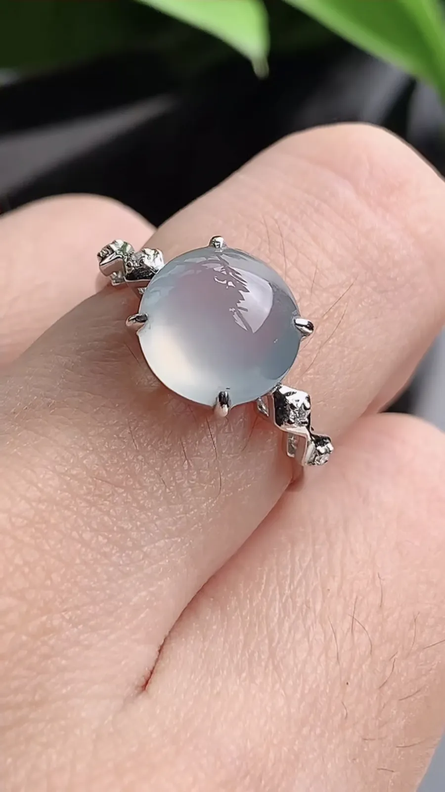 a货翡翠老坑冰种18K金镶嵌白月光蛋面戒指 圈口17.2裸石尺寸9.2mm 重量2.30g 1215