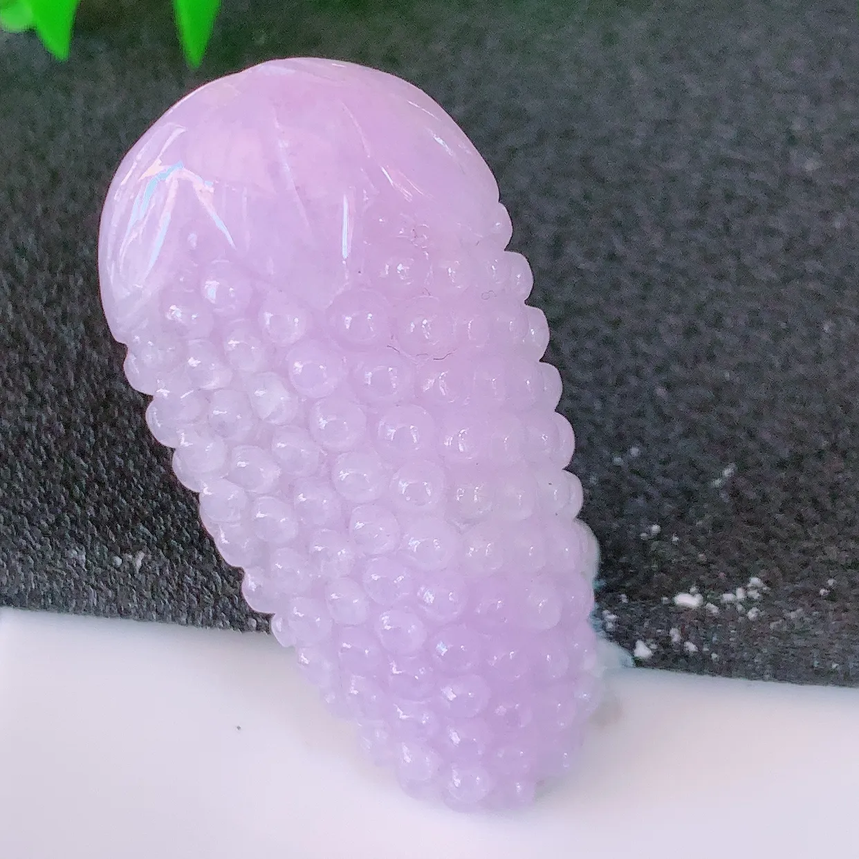 自然光实拍，多子多福葡萄紫罗兰翡翠吊坠，种老水足，雕工精湛 ，寓意美好， 佩戴时尚出众！#57.16