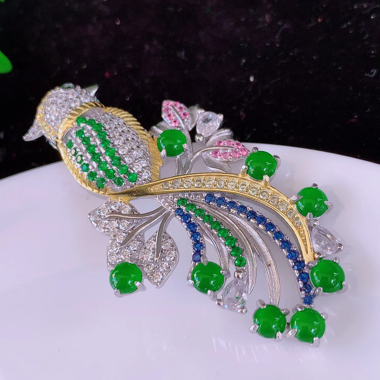 冰透满绿翡翠925银镶嵌胸针，自然光实拍，翠色灵动，颜色漂亮，种老水足，品相佳， 佩戴佳品！#97.16整体50*25.8*8裸石3.5*3.5