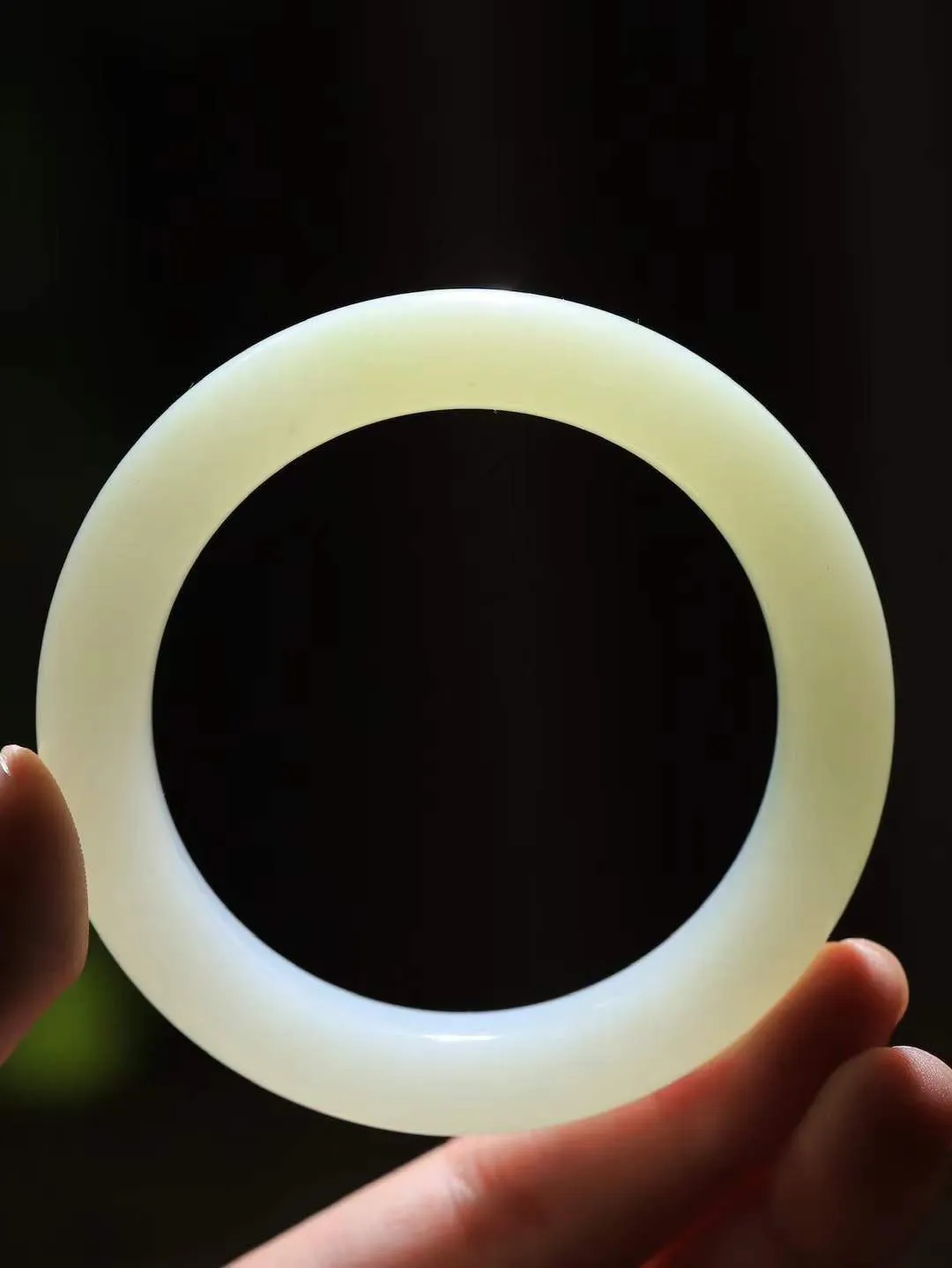 【暖玉生香·手镯】

精品和田玉糖白玉手镯，质地油润细腻，色泽高贵典雅，镯型古朴典雅。在诗情画意的雨巷相遇，你是我腕间的一抹风情，有你眸有深情，清风荡漾湖间静水，我愿俯身低眉，在烟波涟漪处，寻你深情倩影。内径50.5mm尺寸13.7-10.8mm重69.8克  691201058A