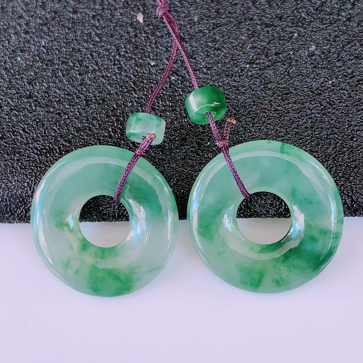 自然光实拍，冰种飘花翡翠一对平安扣耳坠，翠色灵动，玉质细腻，颜色漂亮，品相佳， 佩戴佳品！配银线 #49.16