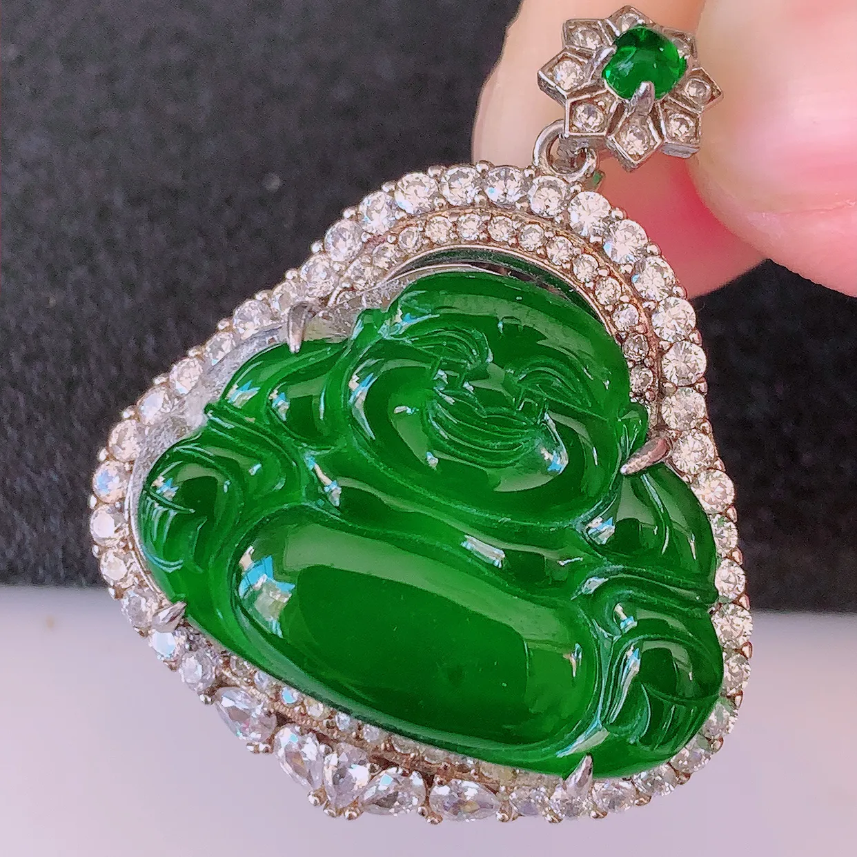 冰透满绿翡翠925银镶嵌佛公吊坠，自然光实拍，翠色灵动，颜色漂亮，种老水足，品相佳，佩戴佳品！#97.16整体34.5*27.5*10裸石24.2* 18.5