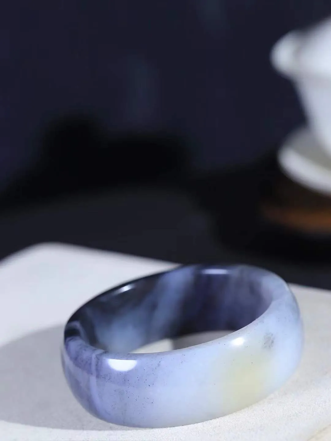 【籽.水墨青花·手镯】

新疆和田青花籽料手镯，玉质细腻温润，手感舒适，️线条流畅，简约大气