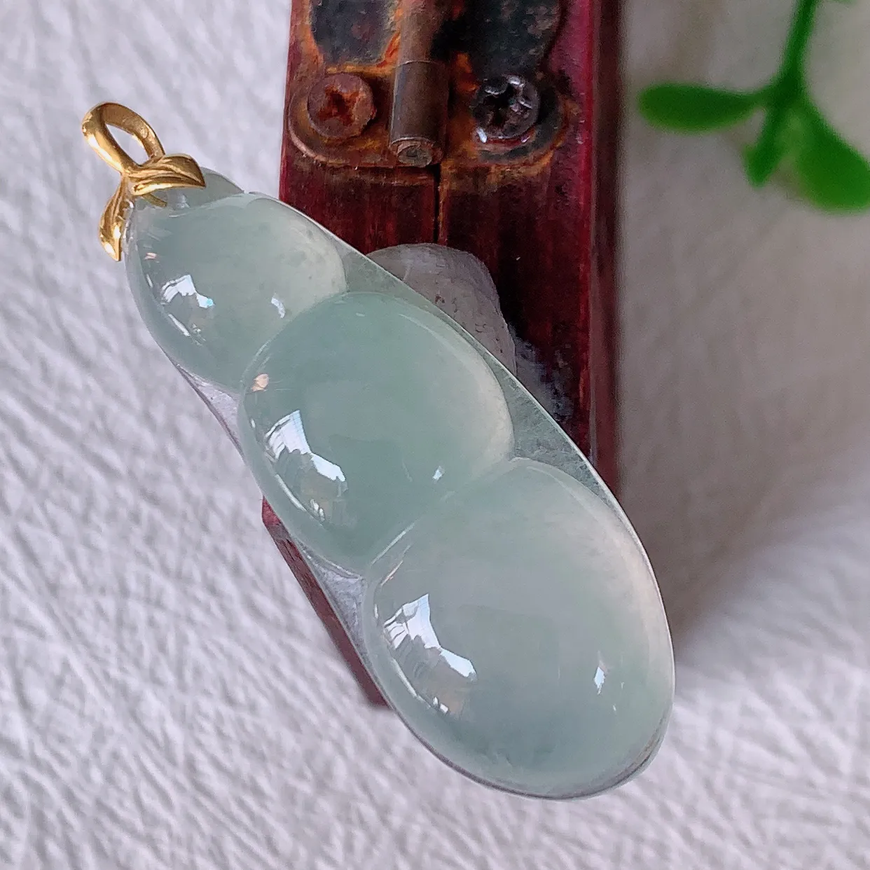 18K金镶嵌冰种翡翠四季豆吊坠，平安豆福豆玉坠，冰润通透，豆粒饱满，寓意：豆蔻年华！#12.18整体36裸石尺寸31.5*12*6.2