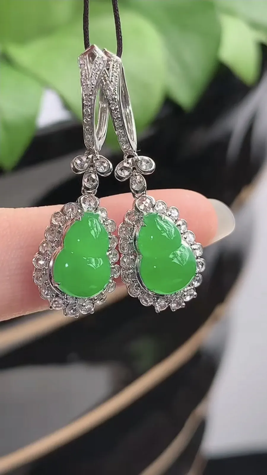 a货翡翠冰种18K金伴钻镶嵌阳绿葫芦耳坠 尺寸9.5×6.3×6.6裸石9.7×6.4mm 重量4.06g 1216