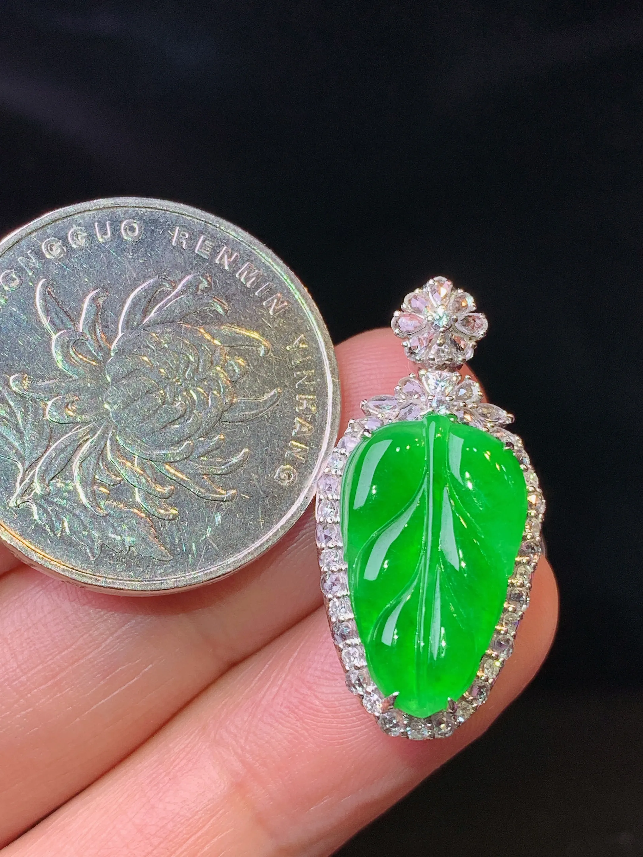 18k金钻白蓝宝镶嵌满绿树叶吊坠 玉质细腻 色泽清新艳丽 整体尺寸28*13.8*7.5