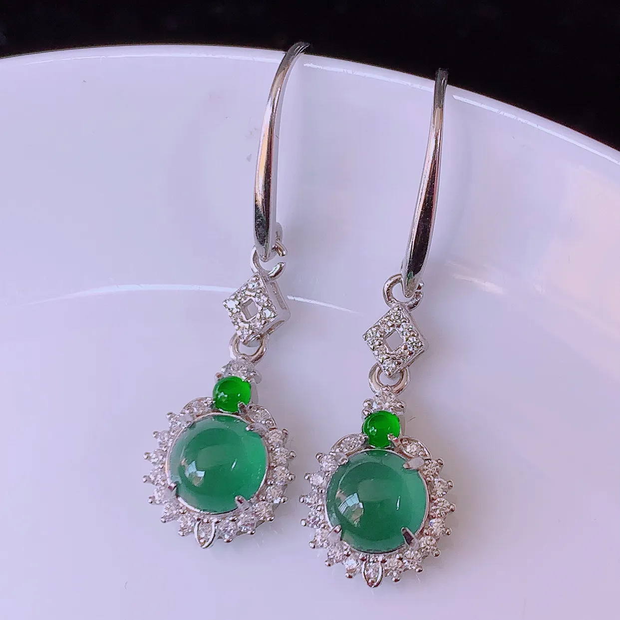 冰透满绿翡翠925银镶嵌耳坠，自然光实拍，翠色灵动，颜色漂亮，种老水足，品相佳，佩戴佳品！#97.18整体34.5*10.5*6.2裸石6.5*6.5