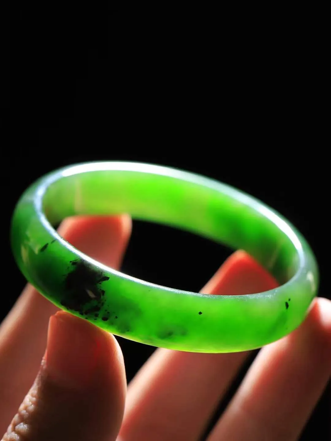 【碧波流转·手镯】

收藏级和田玉碧玉手镯，玉质细腻温润，手感舒适，️线条流畅，简约大气，美自天成，佩戴于腕间，婉约之美，举手投足间透出那份低调奢华，醉人心扉。
重35克 内径圈口55mm尺寸12.4-6mm  FDA-131201908