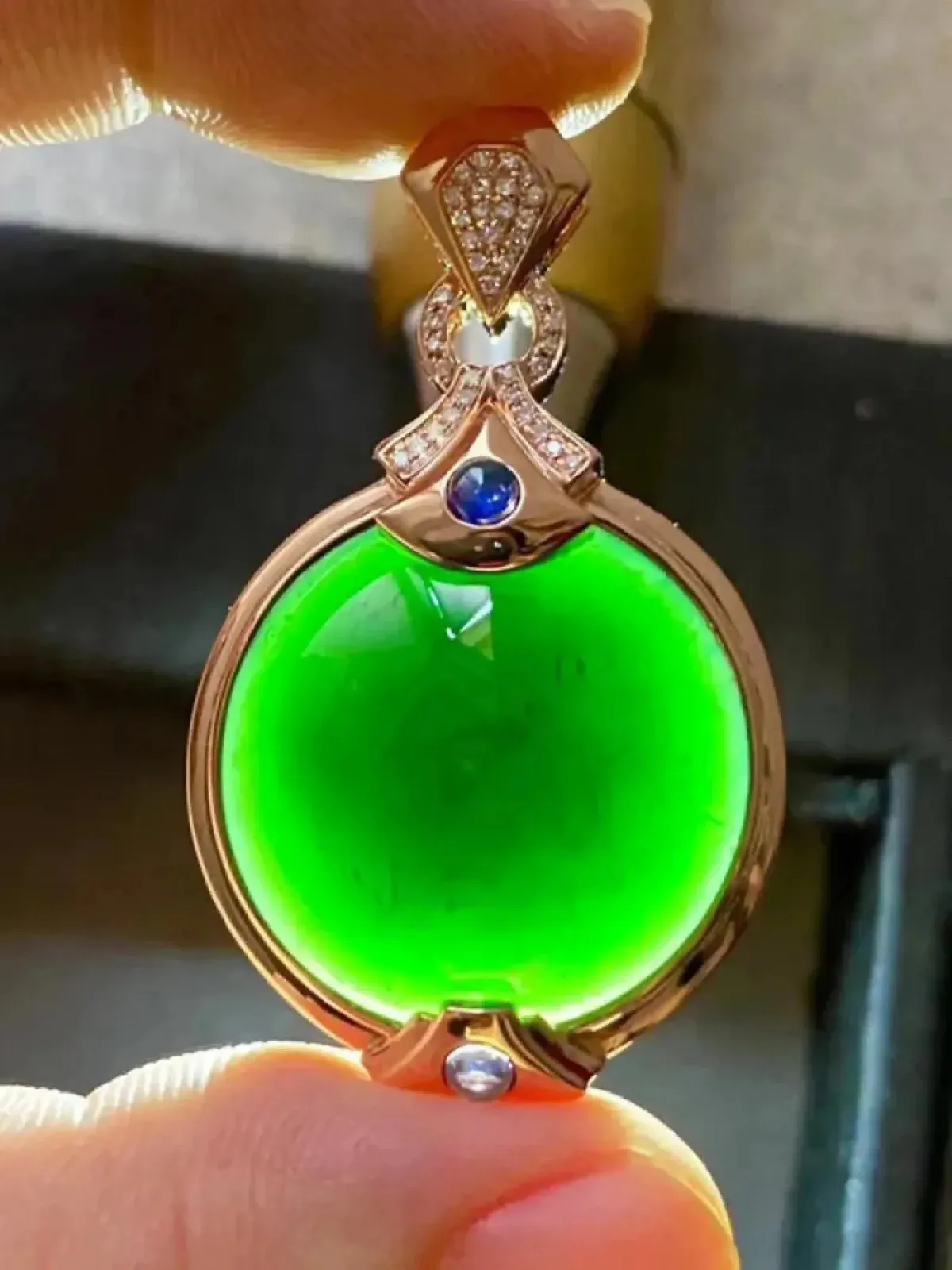 墨翠【蛋面吊坠】18K金+南非钻镶嵌，细腻干净，黑度好、性价比高，雕工精湛，打灯透绿 裸石尺寸：24