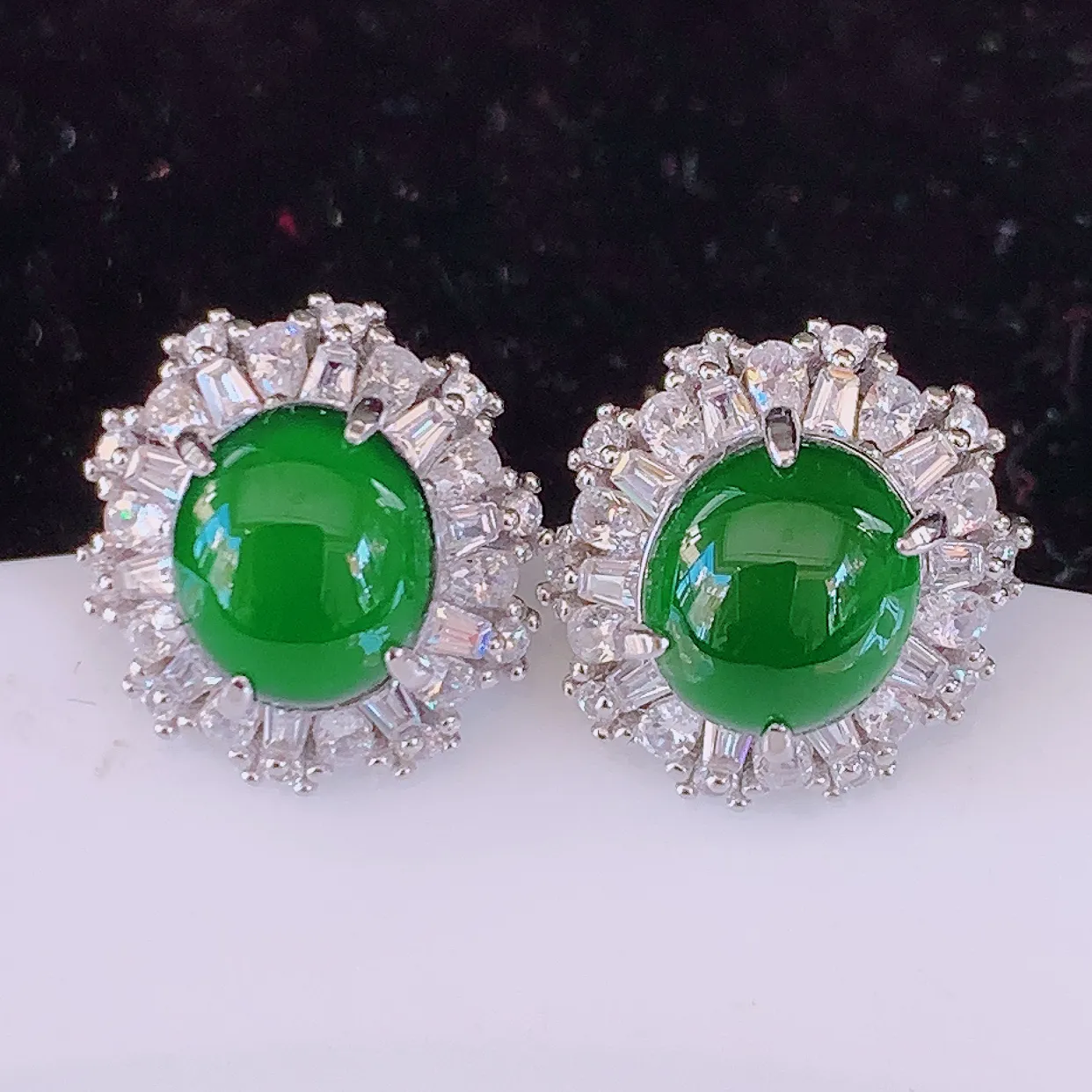 冰透满绿翡翠925银镶嵌耳钉，自然光实拍，翠色灵动，颜色漂亮，种老水足，品相佳， 佩戴佳品！#97.16整体17*13-12.5裸石7.8*6.8