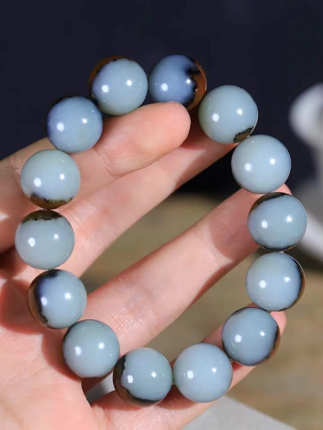 【珠圆玉润.手串】

精品️和田玉三色珠圆玉润手串 玉质温润细腻  整串打磨圆润，佩戴舒适。珠珠落玉盘，间关莺语花底滑，一生美好时光，无论身在何处，都有它相伴相守。事事顺遂，幸福美满，吉祥如意。重86.58克 尺寸取一16mm  FDL-791202068