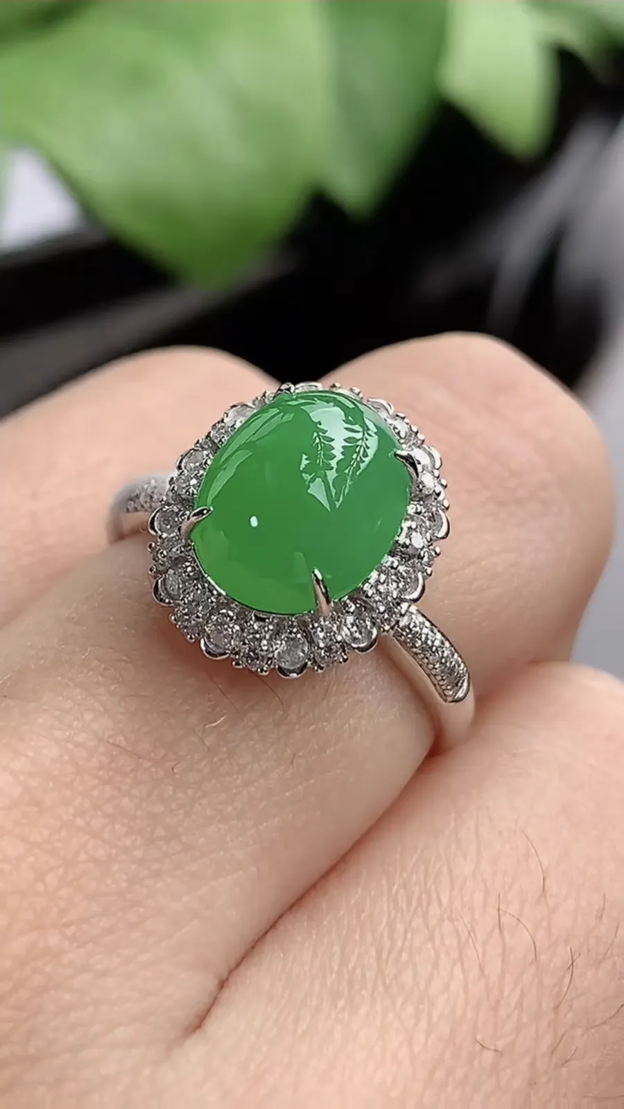 a货翡翠冰种18K金伴钻镶嵌阳绿蛋面戒指 圈口17.3裸石尺寸10.2×8mm 重量3.50g 1216