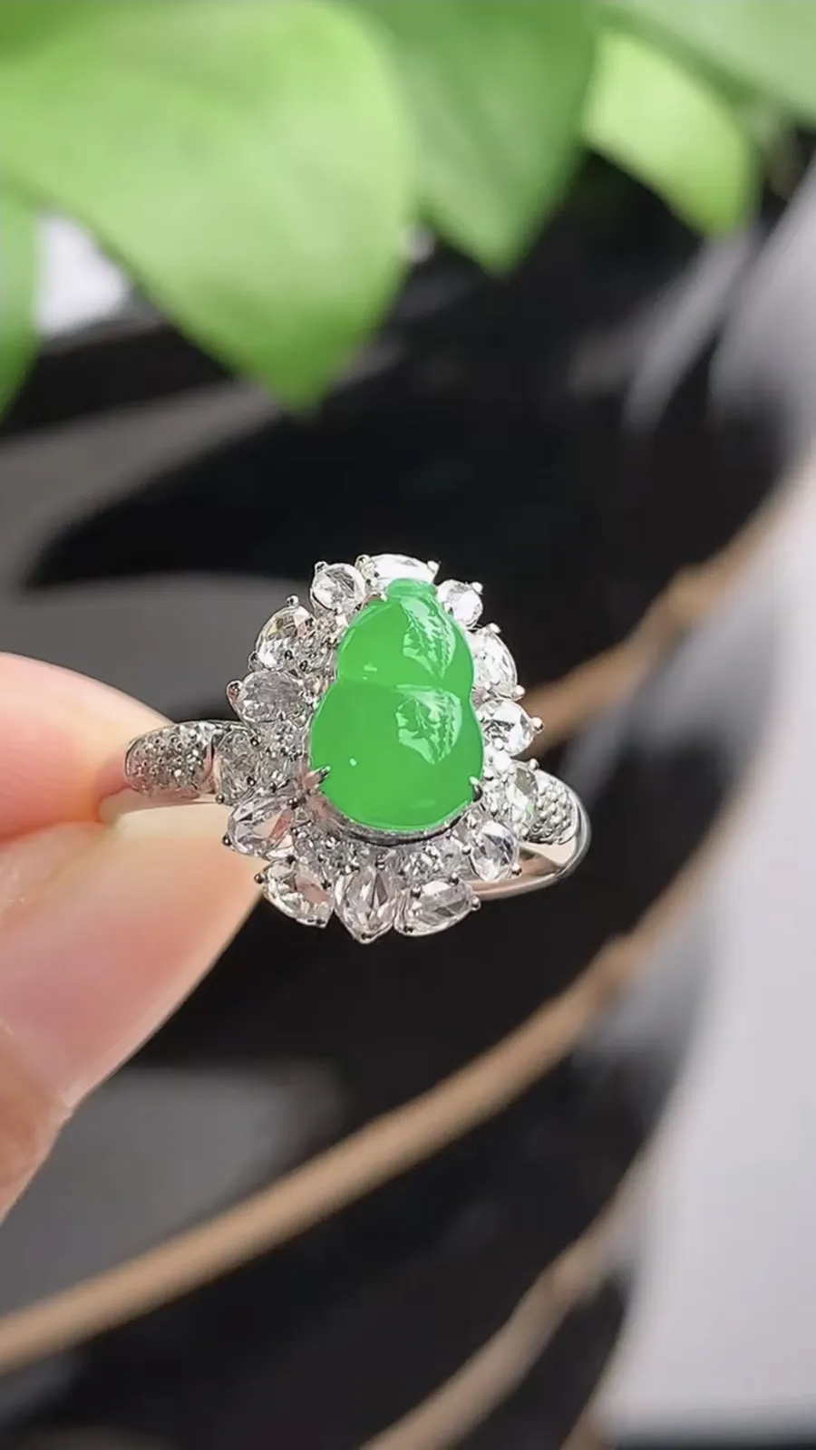 a货翡翠冰种18K金伴钻镶嵌阳绿葫芦戒指 圈口17.5裸石尺寸8.6×6mm 重量3.12g 1217