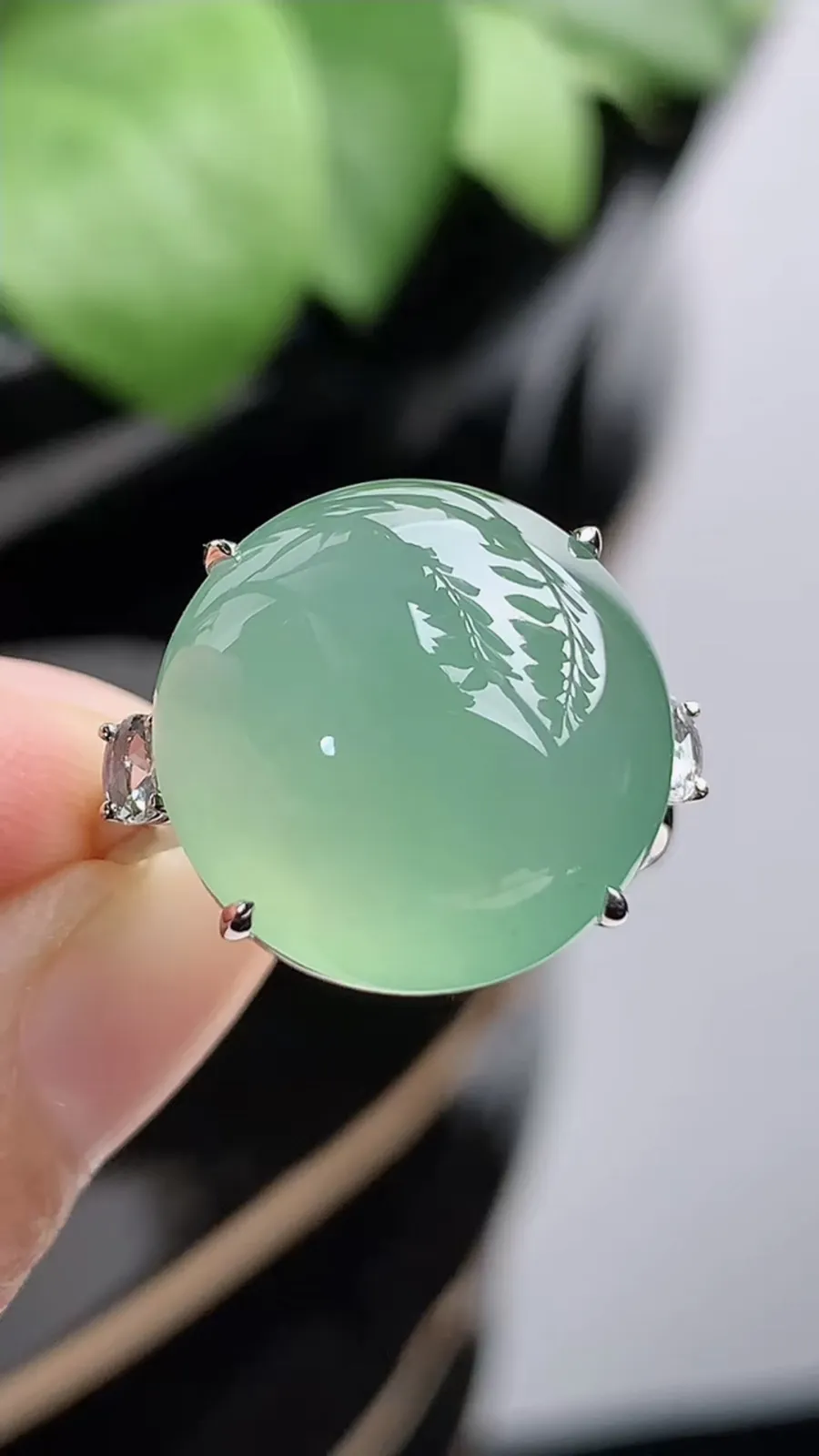 a货翡翠冰种18K金伴钻镶嵌甜绿蛋面戒指 圈口18裸石尺寸16mm 重量7.15g 1216