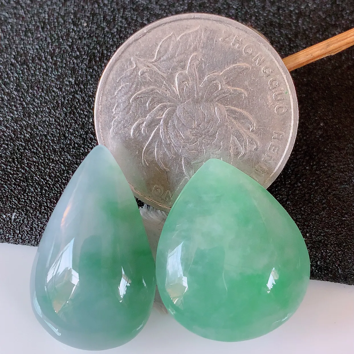 自然光实拍，冰润飘绿翡翠一对水滴，戒面，蛋面，种老水足，寓意美好，镶嵌更靓，佩戴时尚出众！#94.18尺寸24.2-15-7.2，21.5*18.2*6.5mm