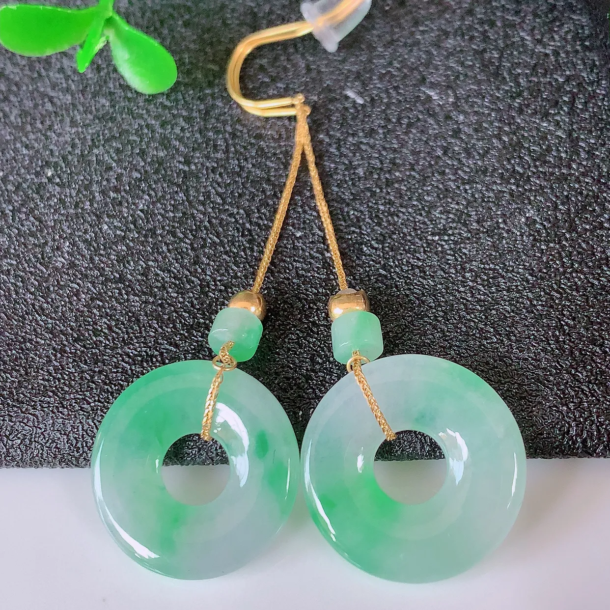 18k金镶嵌冰种飘绿翡翠平安扣耳坠，沁人心脾，耳坠佩戴效果大气出众，尽显气质。种水好，胶感足，颜相当漂亮，高性价比，值得入手品鉴！#41.18整体49.5裸石16*2.8