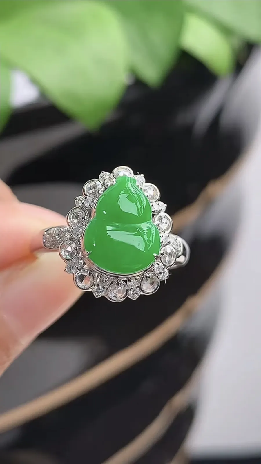 a货翡翠种18K金伴钻镶嵌阳绿葫芦戒指 圈口17.3裸石尺寸10×7.7mm 重量3.30g 121