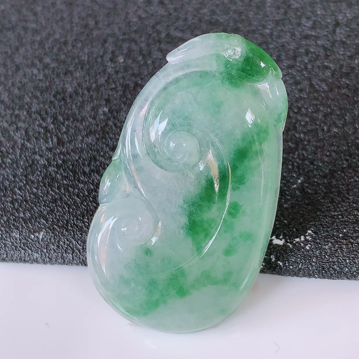 自然光实拍，冰种飘花翡翠如意吊坠，冰透，翠色灵动，饱满，万事如意，如意一生，配戴精美！#57.18