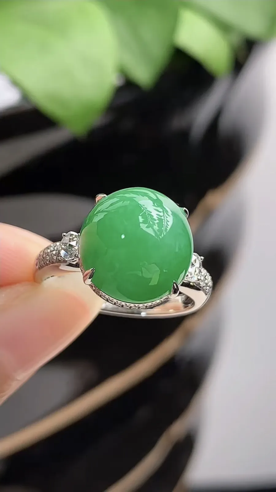 a货翡翠冰种18K金伴钻镶嵌阳绿蛋面戒指 圈口18裸石尺寸12×11.6mm 重量5.50g 121