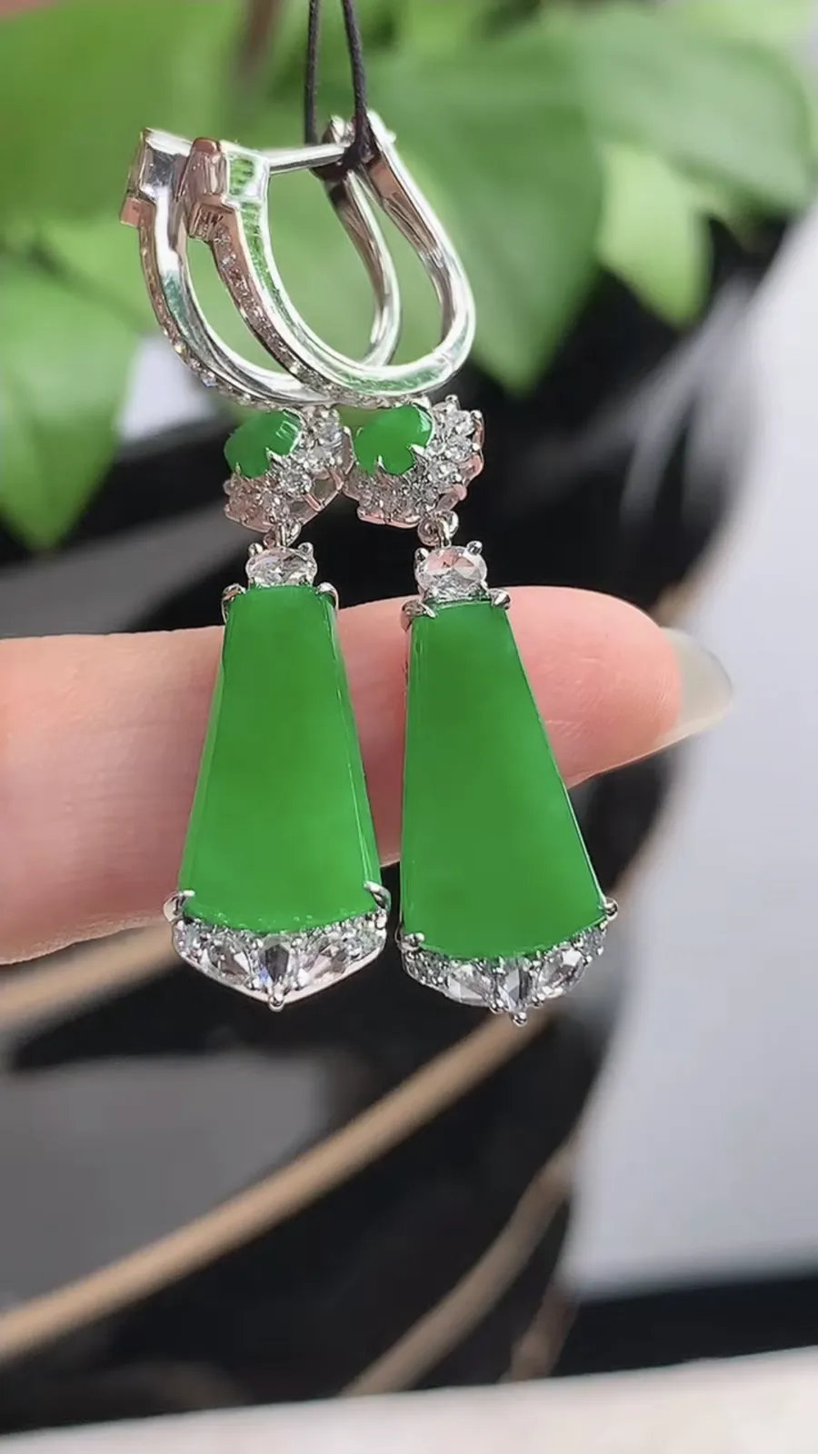 a货翡翠冰种18K金伴钻镶嵌阳绿无事牌耳坠 尺寸14.4×8×4mm 重量5.46g 1216