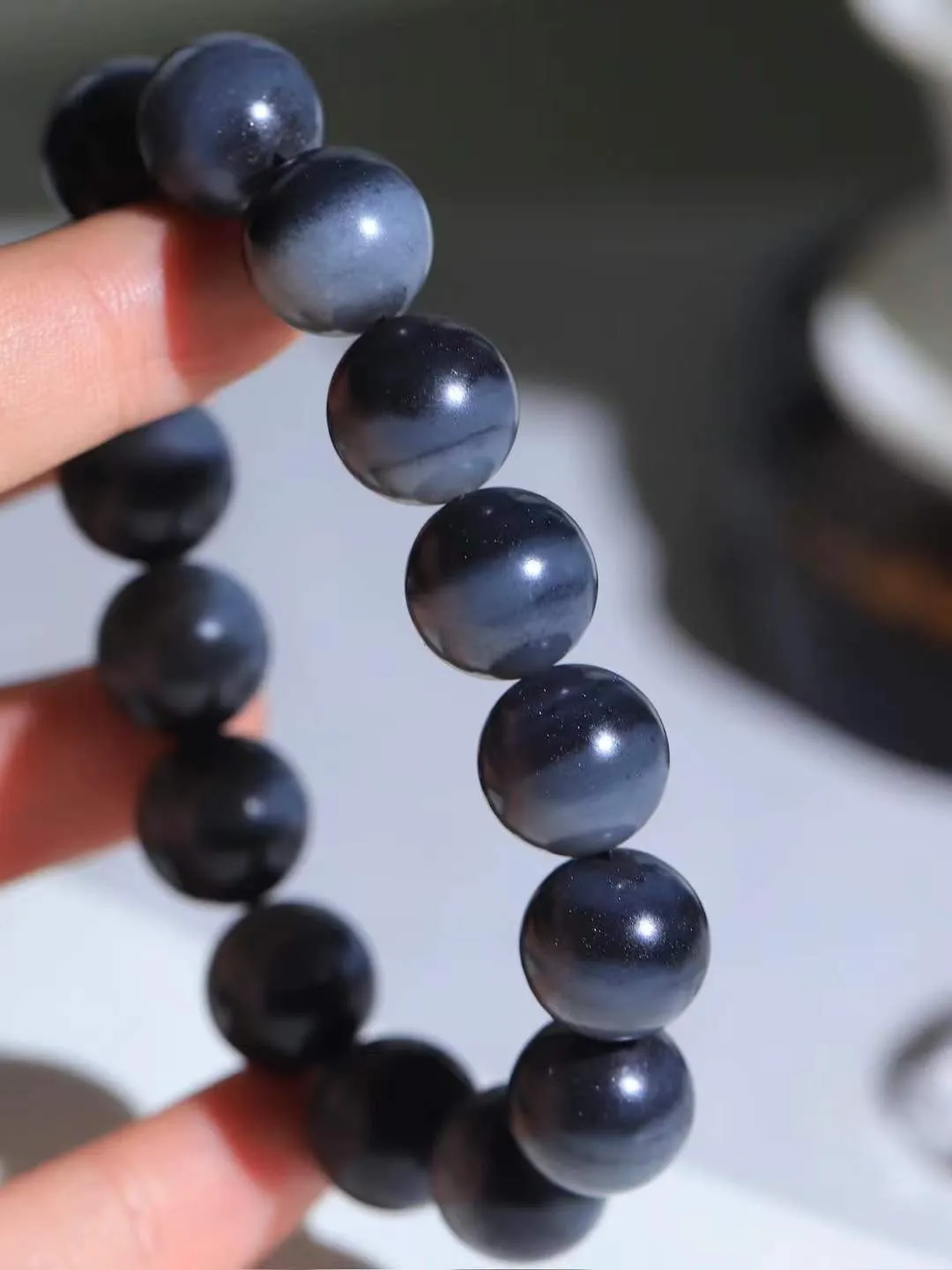 【籽.珠圆玉润.手串】

新疆和田青花籽料珠圆玉润手串 玉质温润细腻  整串打磨圆润，佩戴舒适。珠珠落玉盘，间关莺语花底滑，一生美好时光，无论身在何处，都有它相伴相守。事事顺遂，幸福美满，吉祥如意。重63克 尺寸取一14mm  FDA-221202033
