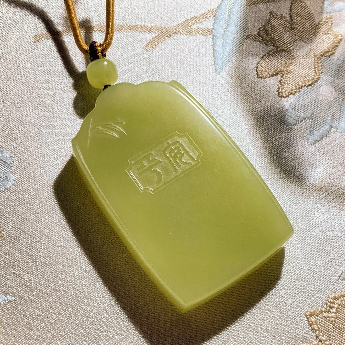 新疆和田玉若羌黄口料平安无事牌挂件。尺寸58/36/10重56克。玉质细腻油润。手推出油。品相大气。lt251220