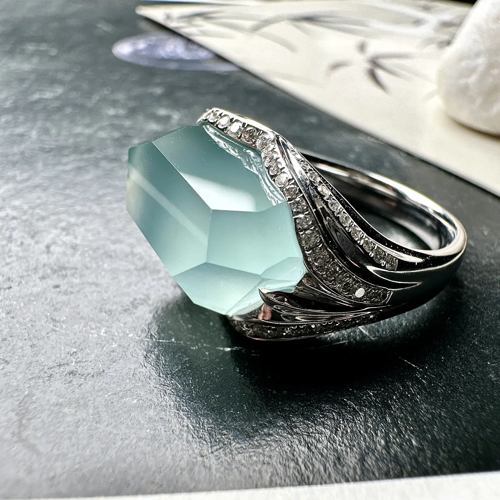 【冰种天空蓝随形戒指】质地非常细腻干净，冰润十足，种老冰透，收藏品质。18k金钻镶嵌，裸石尺寸18*11.29.3毫米