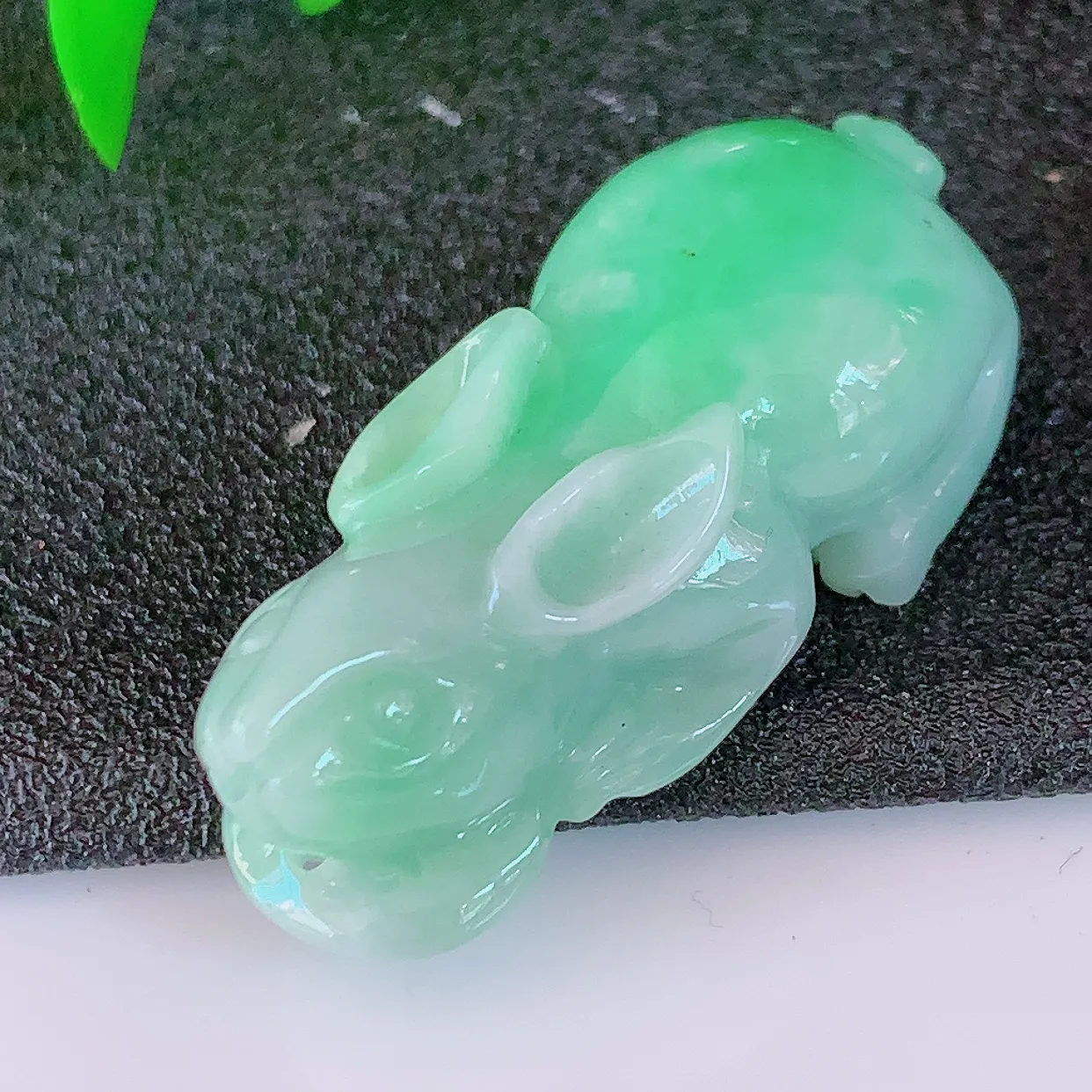 自然光实拍，冰润飘绿翡翠生肖玉兔吊坠，种老水足，雕工精湛 ，寓意美好， 佩戴时尚出众！#87.16